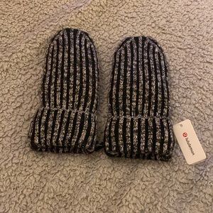 Lululemon medium/large mittens
